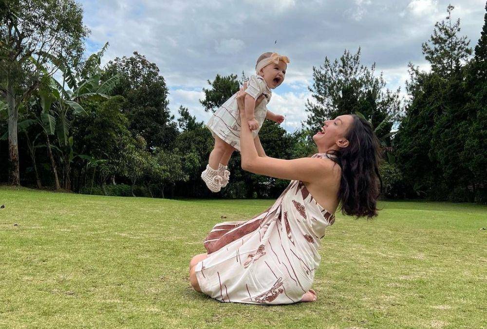 Nadine Chandrawinata momong anak(instagram.com/nadinelist)