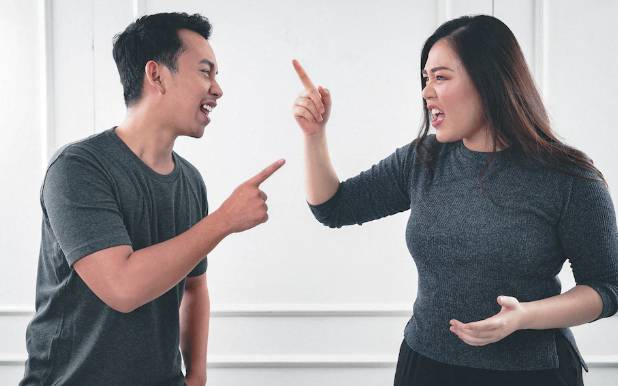 ilustrasi kompetitif bertengkar (Unsplash.com/Afif Ramdhasuma)