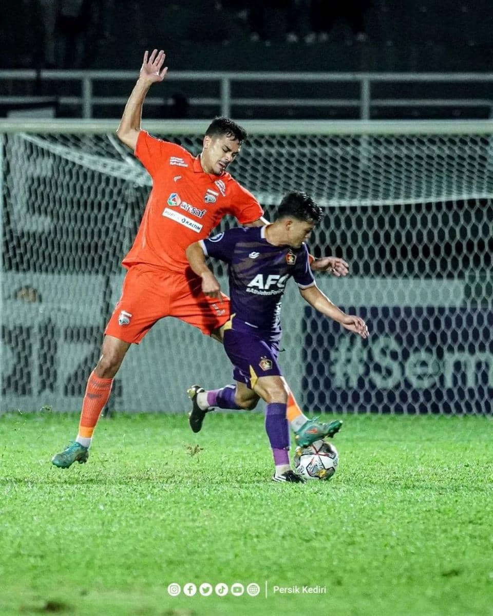 Pemain Persik Kediri saat melawan Borneo FC. Instagram.com/persikfcofficial