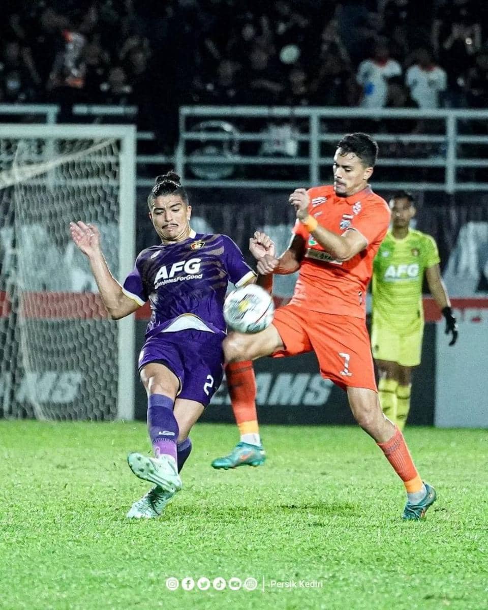 Pemain Persik Kediri saat melawan Borneo FC. Instagram.com/persikfcofficial