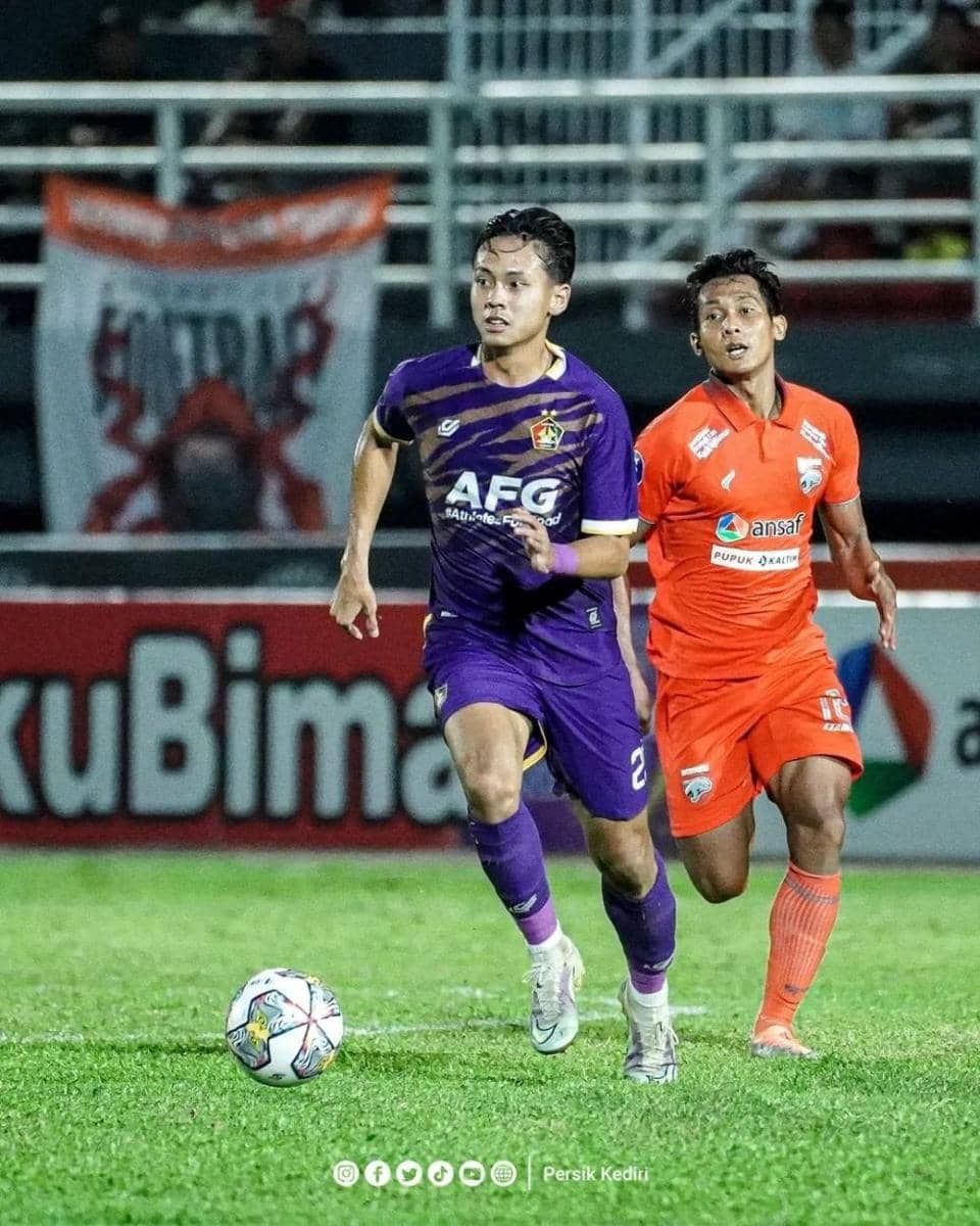 Pemain Persik Kediri saat melawan Borneo FC. Instagram.com/persikfcofficial