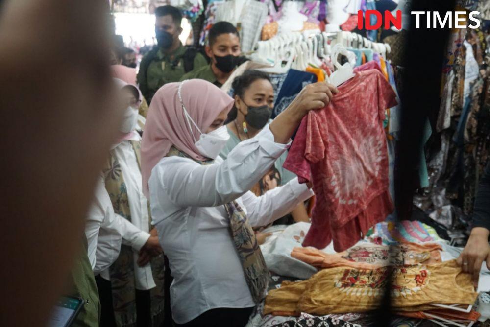 Asyik di Beringharjo, Iriana Setop Belanja saat Dengar Indonesia Raya