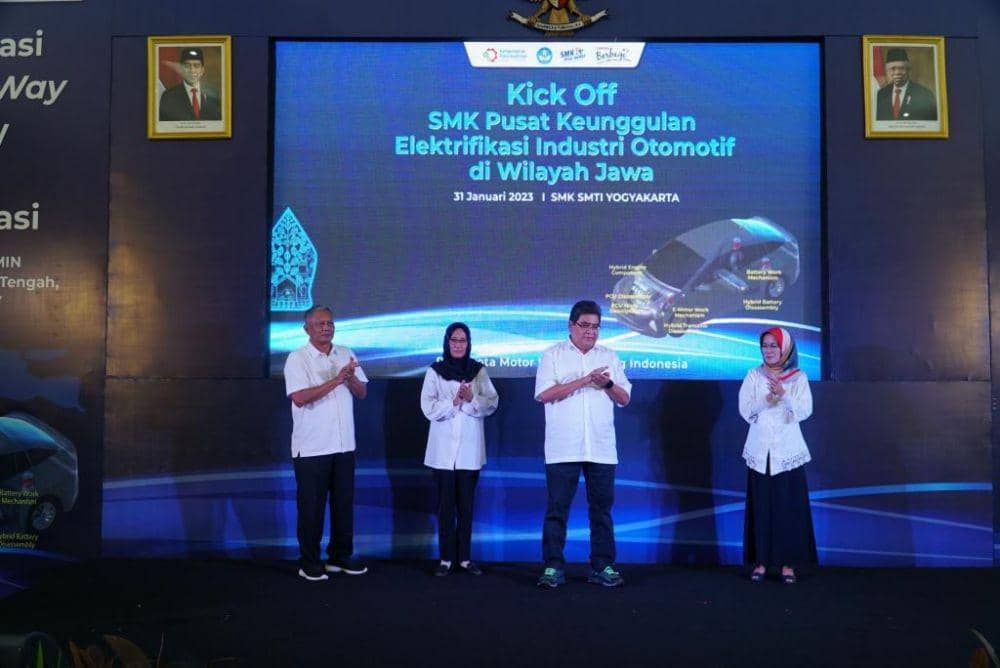 Direktur Hubungan Eksternal PT Toyota Motor Manufacturing Indonesia (TMMIN) Bob Azam (kedua kanan) bersama Kepala Sekolah SMK STMI Yogyakarta Ening Kaekasiwi (kanan)  dan perwakilan para Kepala Sekolah SMK pada acara kick-off program pengembangan 10 SMK Percontohan sebagai pusat vokasi edukasi elektrifikasi industri otomotif  dari Toyota Indonesia di Yogyakarta, Selasa (31/1) (dok. TMMIN)