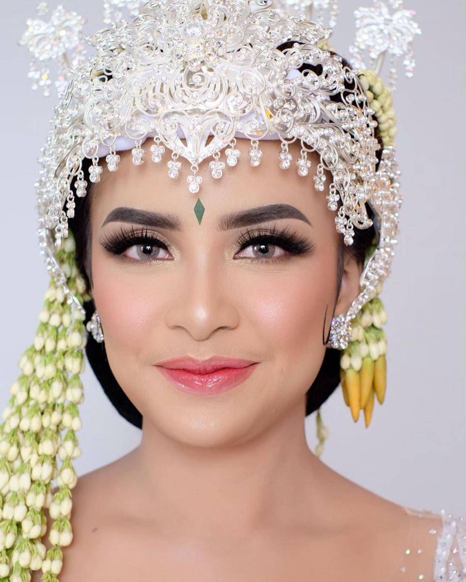 Gaya Makeup Pernikahan dengan Siger Sunda Ala MUA Bennu Sorumba (instagram.com/bennusorumba)