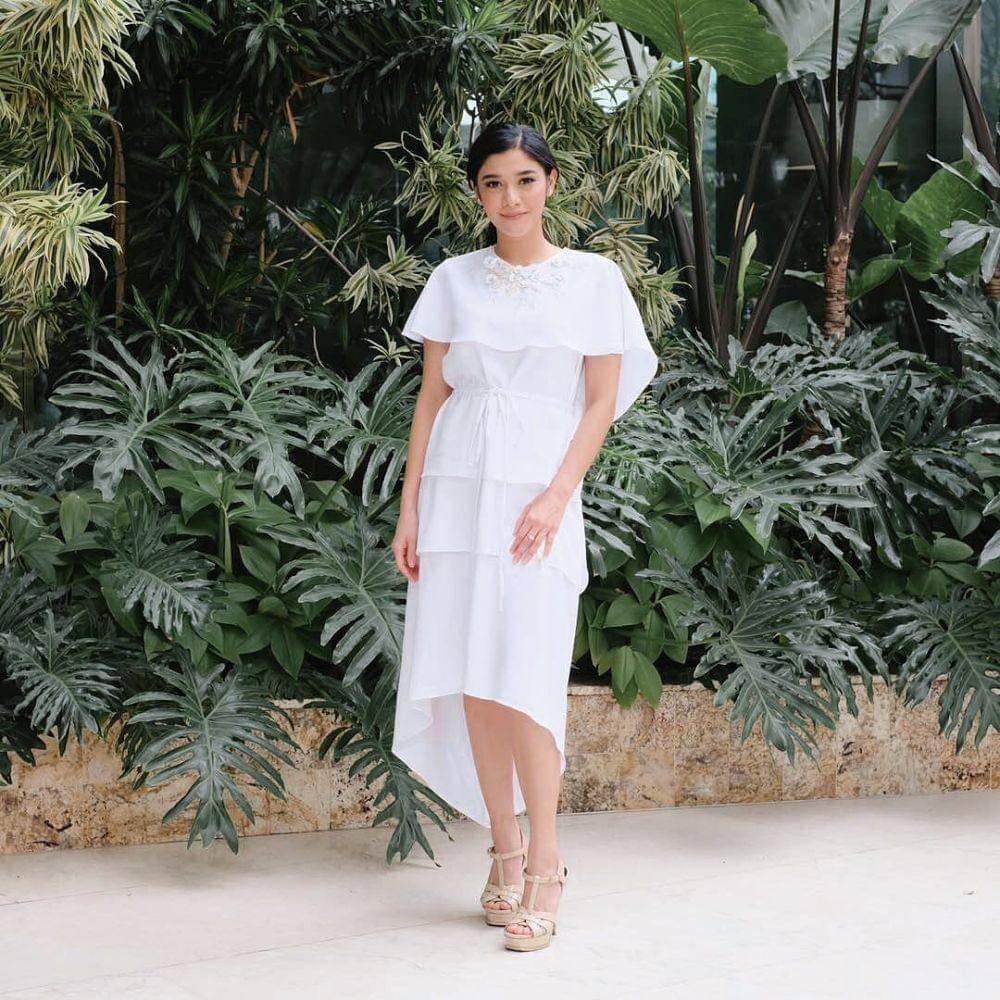 Gaun asimetris pastel untuk kondangan (instagram.com/naymirdad)