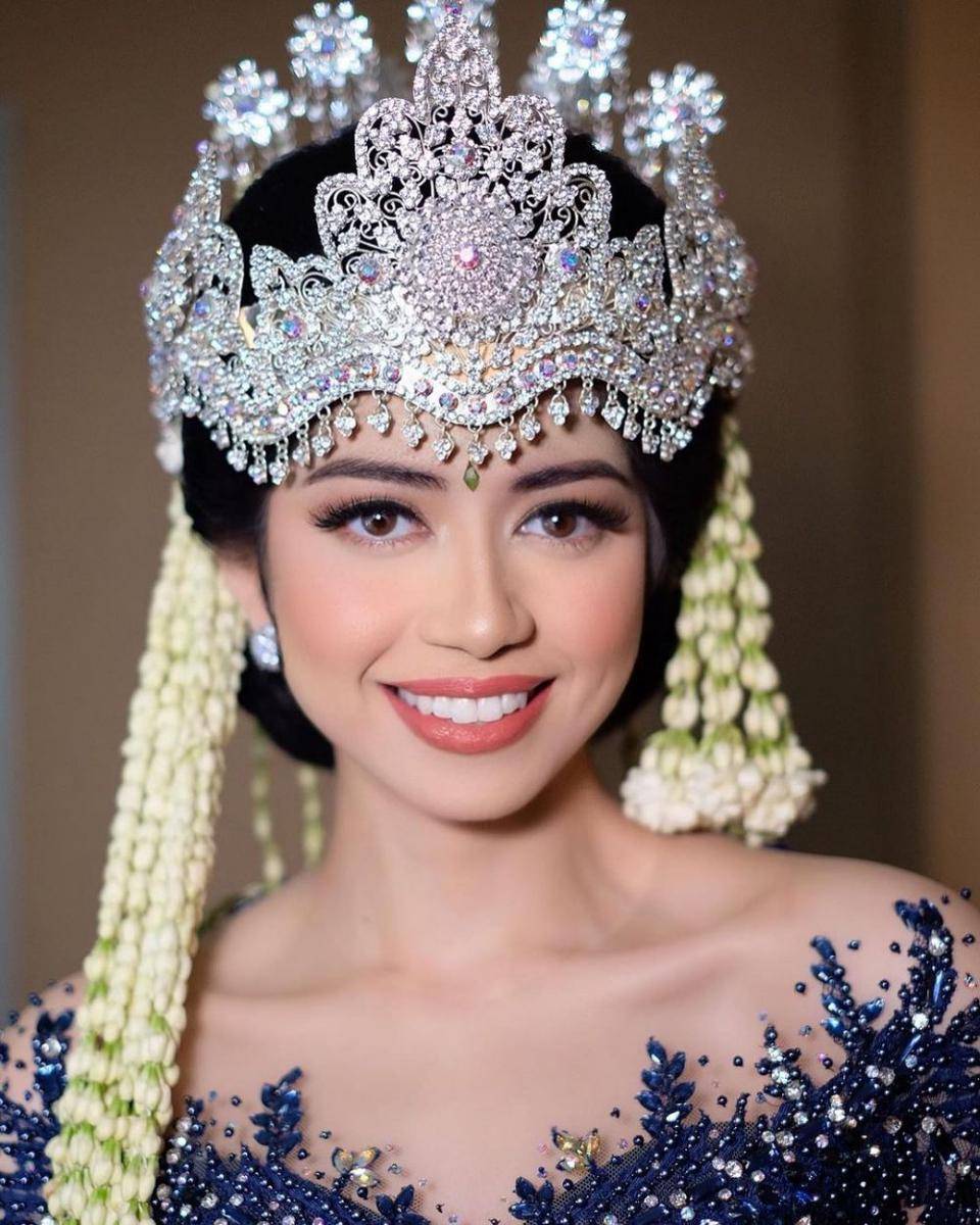 Gaya Makeup Pernikahan dengan Siger Sunda Ala MUA Bennu Sorumba (instagram.com/bennusorumba)