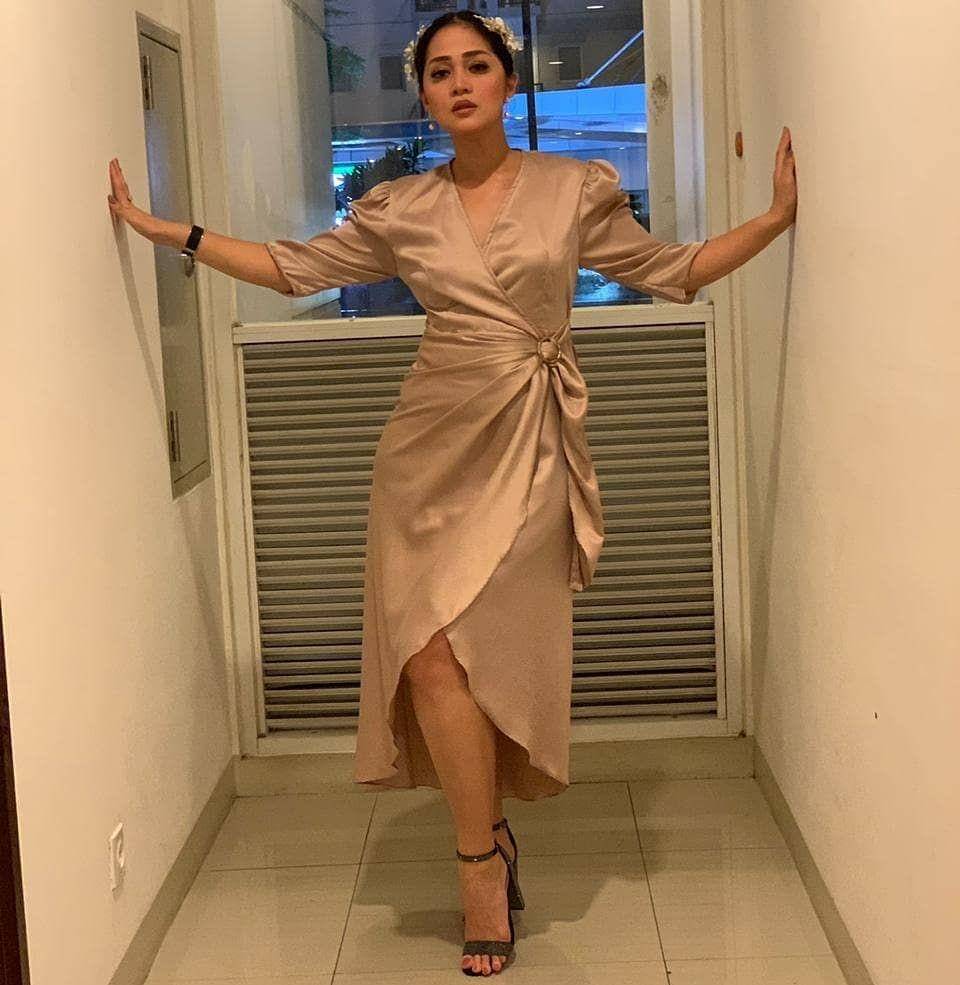 Gaun asimetris pastel untuk kondangan (instagram.com/graciaz14)