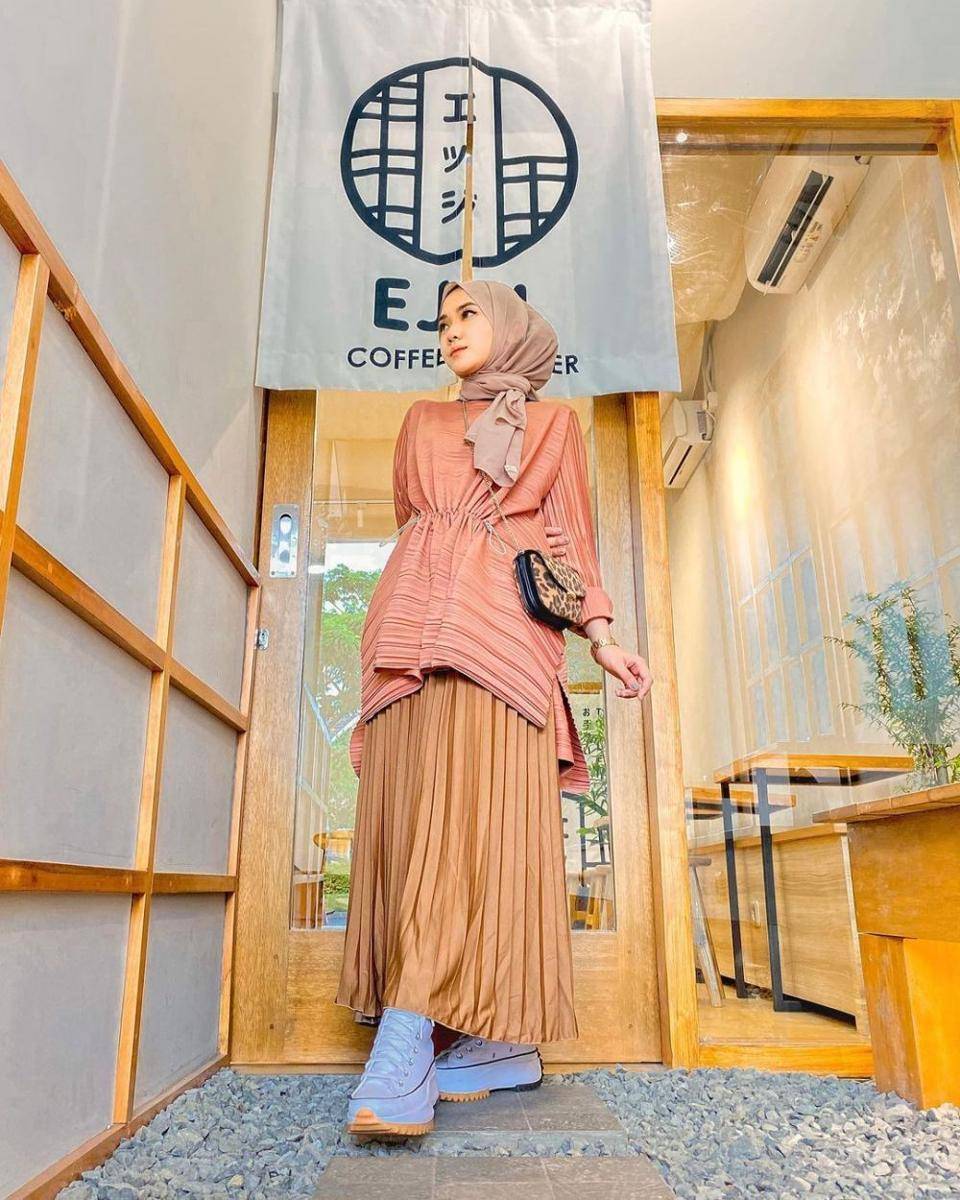 Gaya kondangan dengan drawstring top (instagram.com/lupitadewief)