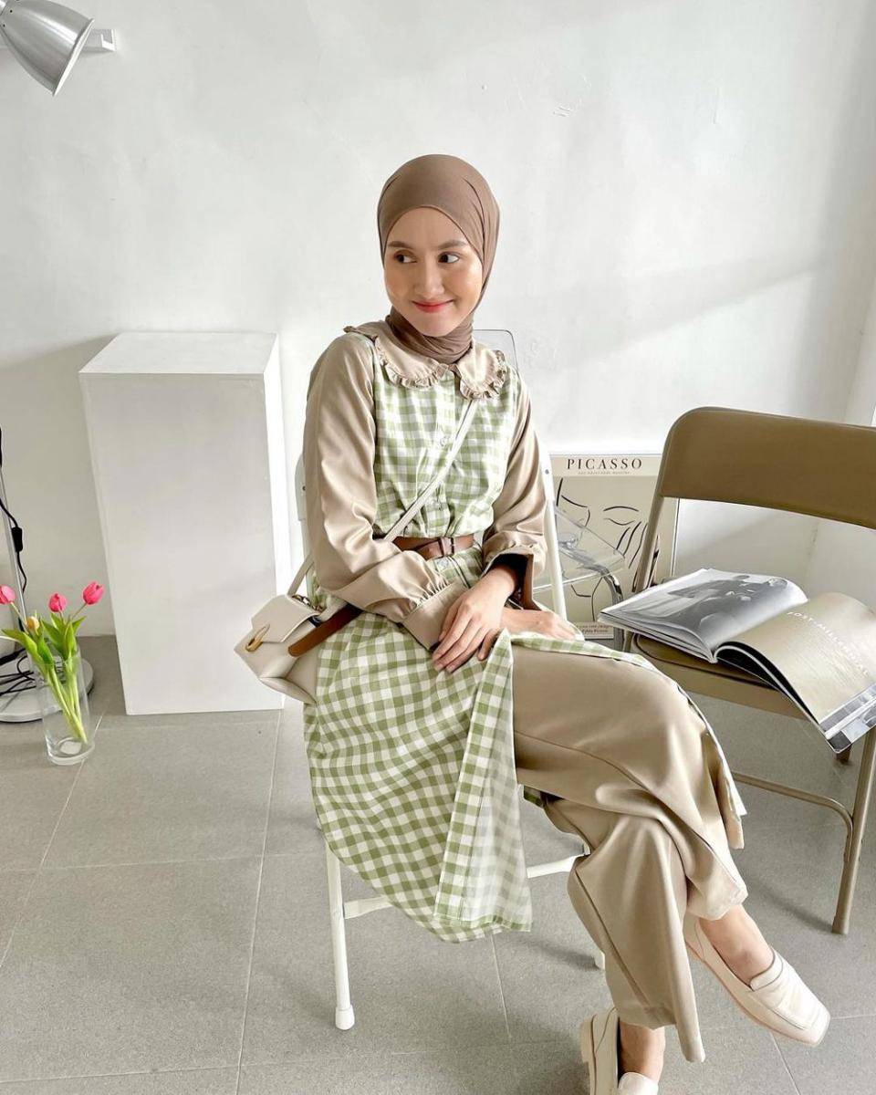 OOTD hijab motif gingham ala Inas Rana (instagram.com/inasrana)