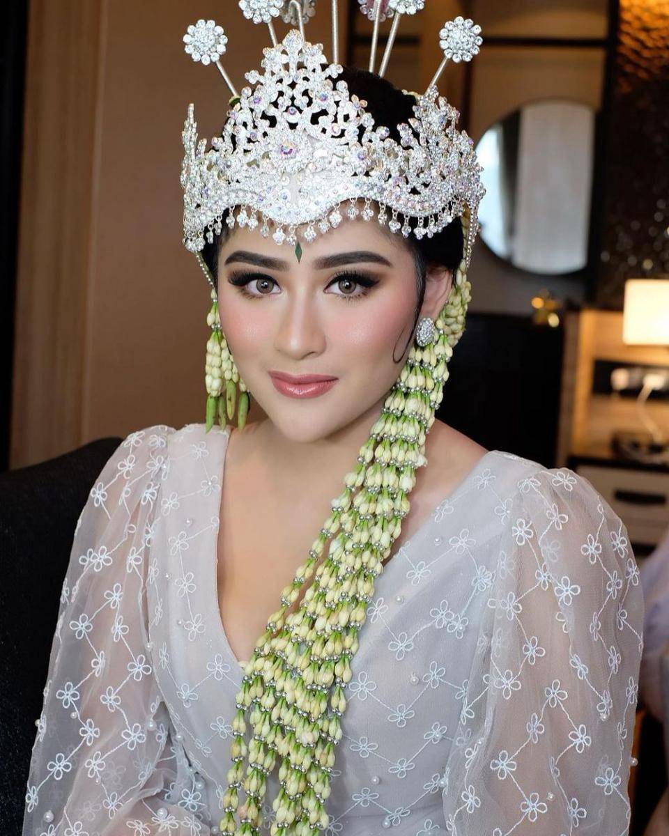 Gaya Makeup Pernikahan dengan Siger Sunda Ala MUA Bennu Sorumba (instagram.com/bennusorumba)