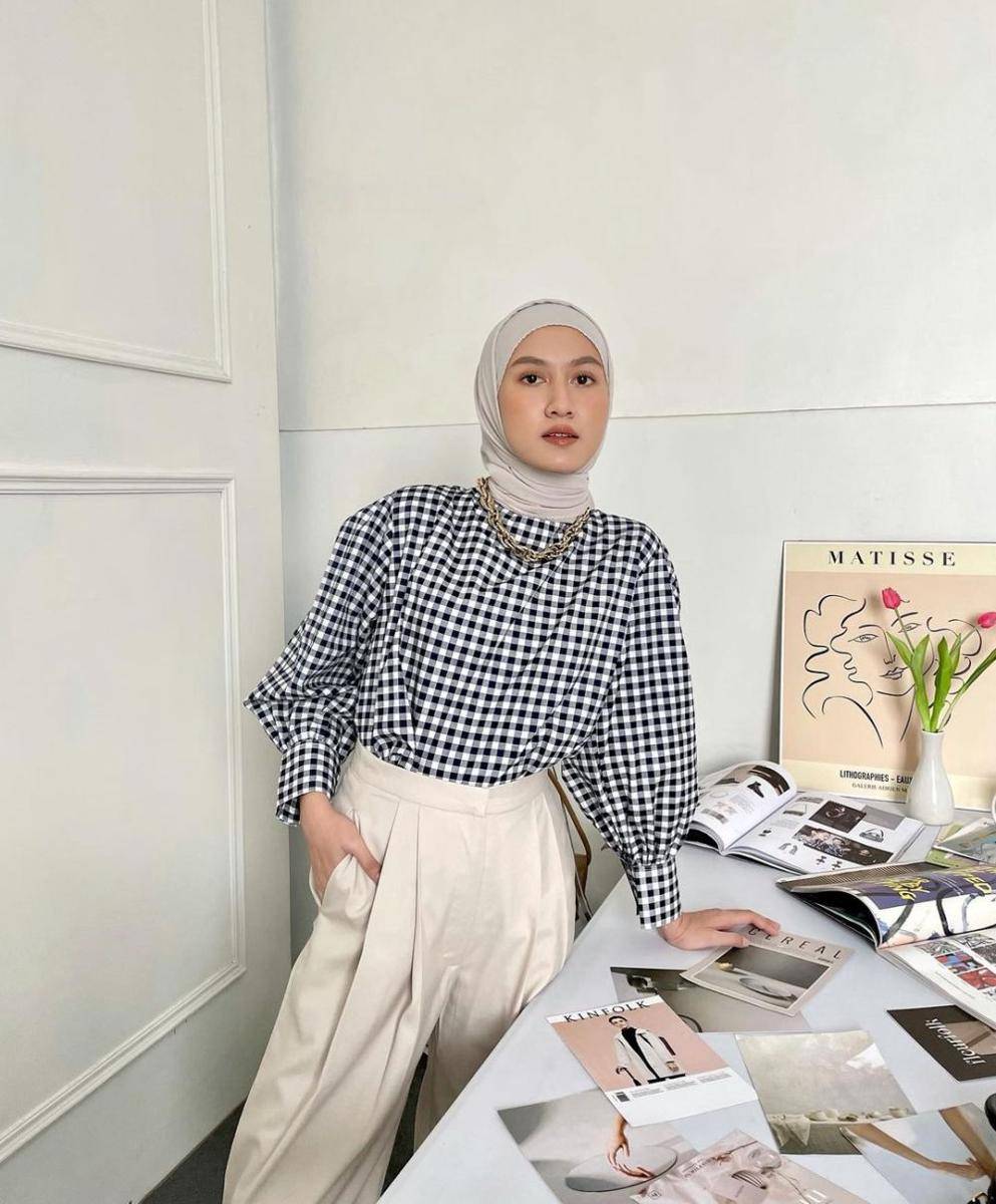OOTD hijab motif gingham ala Inas Rana (instagram.com/inasrana)