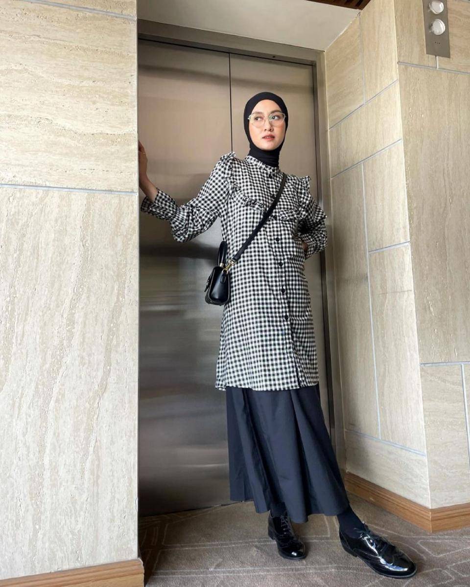 OOTD hijab motif gingham ala Inas Rana (instagram.com/inasrana)