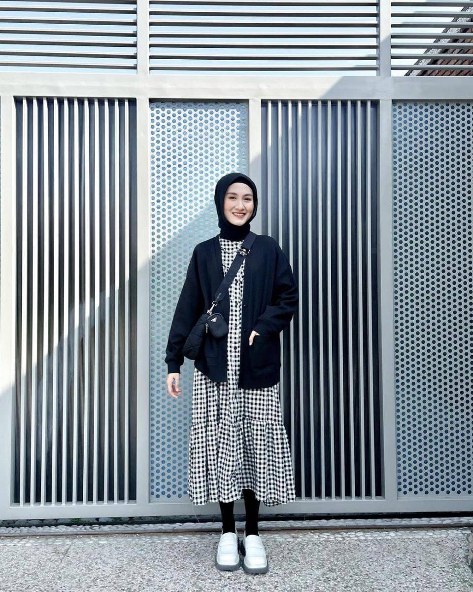 OOTD hijab motif gingham ala Inas Rana (instagram.com/inasrana)