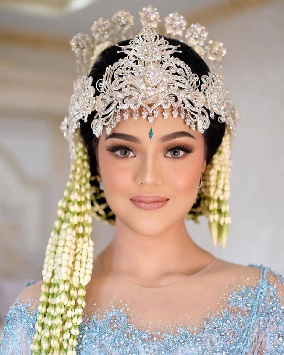 Gaya Makeup Pernikahan dengan Siger Sunda Ala MUA Bennu Sorumba (instagram.com/bennusorumba)