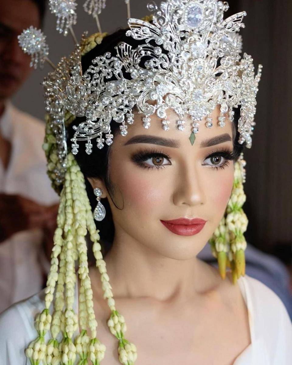 Gaya Makeup Pernikahan dengan Siger Sunda Ala MUA Bennu Sorumba (instagram.com/bennusorumba)