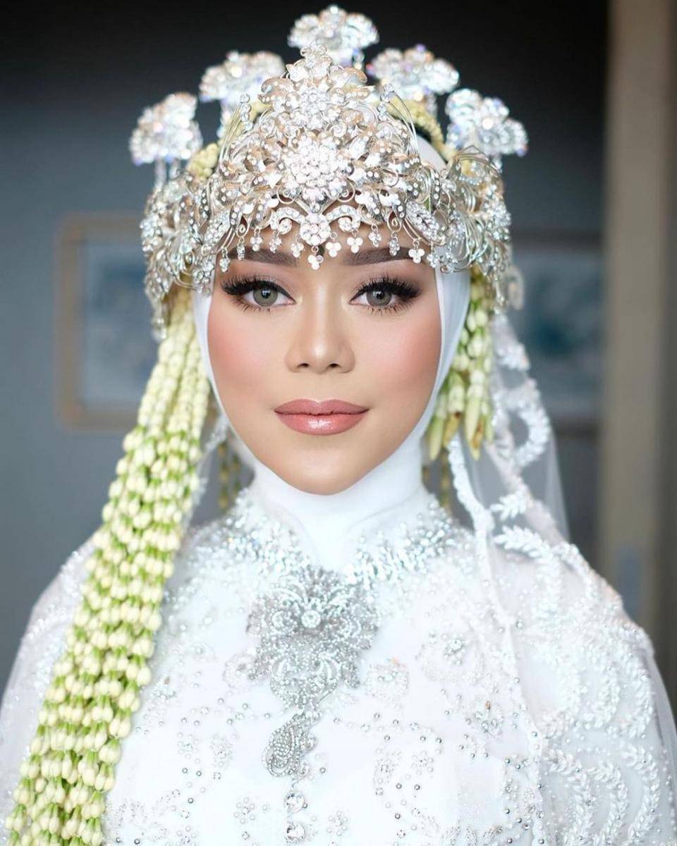 Gaya Makeup Pernikahan dengan Siger Sunda Ala MUA Bennu Sorumba (instagram.com/bennusorumba)