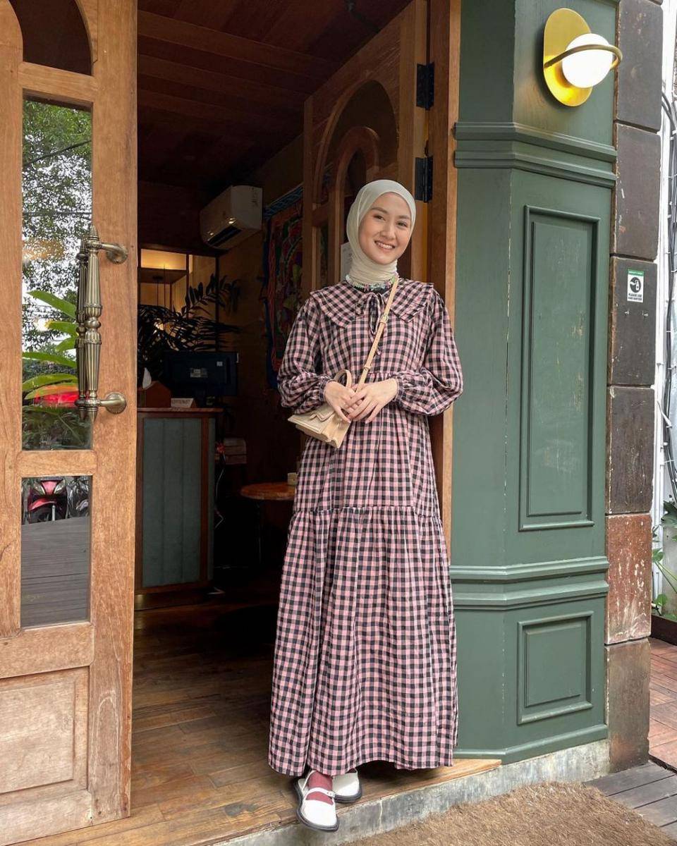 OOTD hijab motif gingham ala Inas Rana (instagram.com/inasrana)