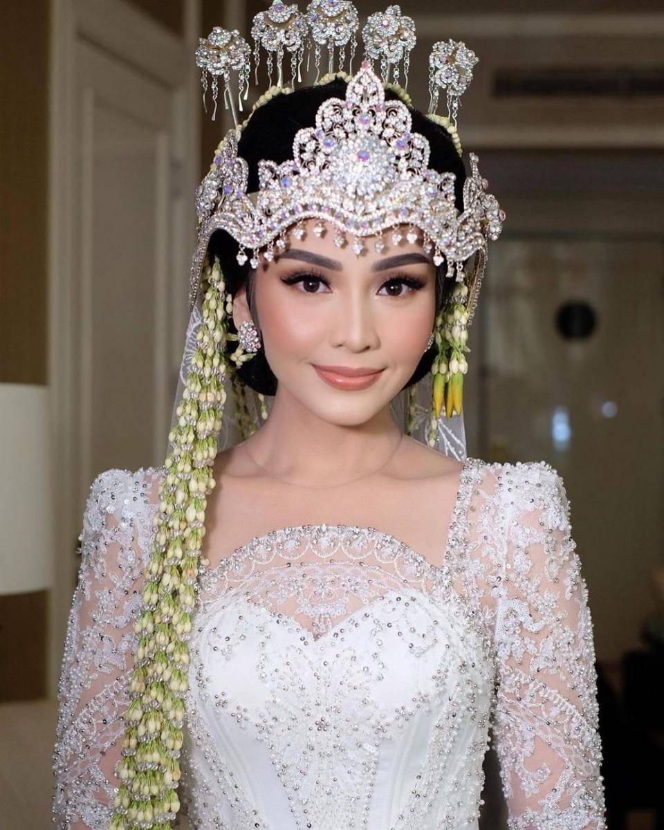 Gaya Makeup Pernikahan dengan Siger Sunda Ala MUA Bennu Sorumba (instagram.com/bennusorumba)