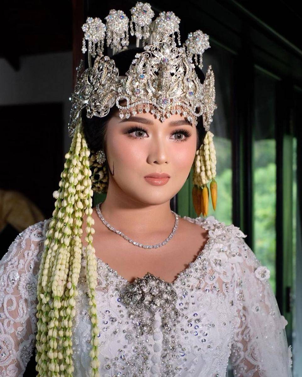 Gaya Makeup Pernikahan dengan Siger Sunda Ala MUA Bennu Sorumba (instagram.com/bennusorumba)