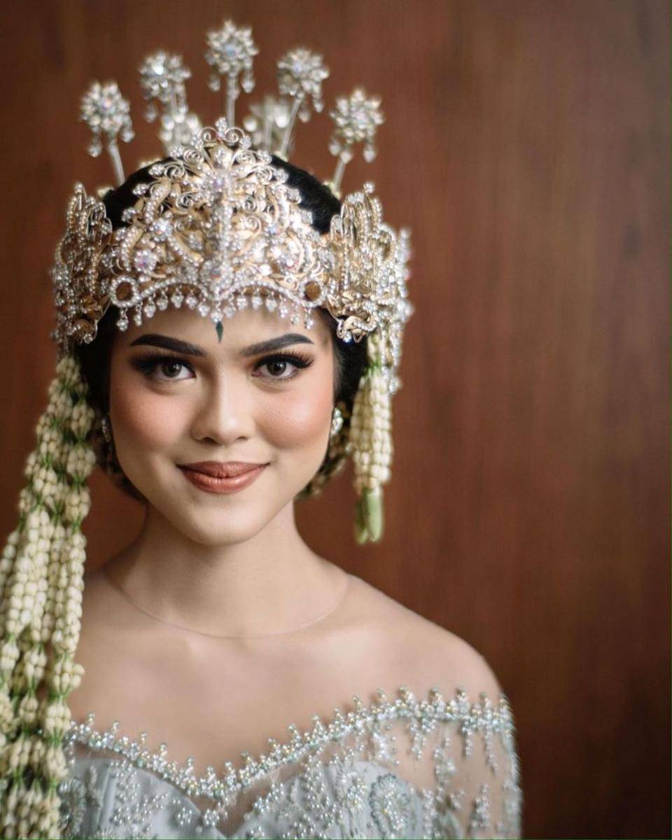 Gaya Makeup Pernikahan dengan Siger Sunda Ala MUA Bennu Sorumba (instagram.com/bennusorumba)