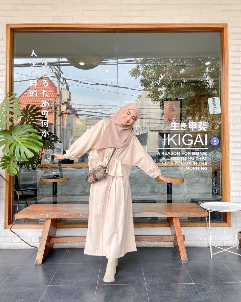 Gaya kondangan dengan drawstring top (instagram.com/richaeu)