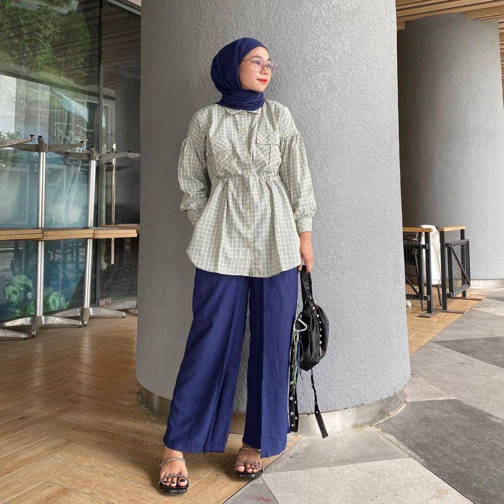 Gaya kondangan dengan drawstring top (instagram.com/_kakpit)