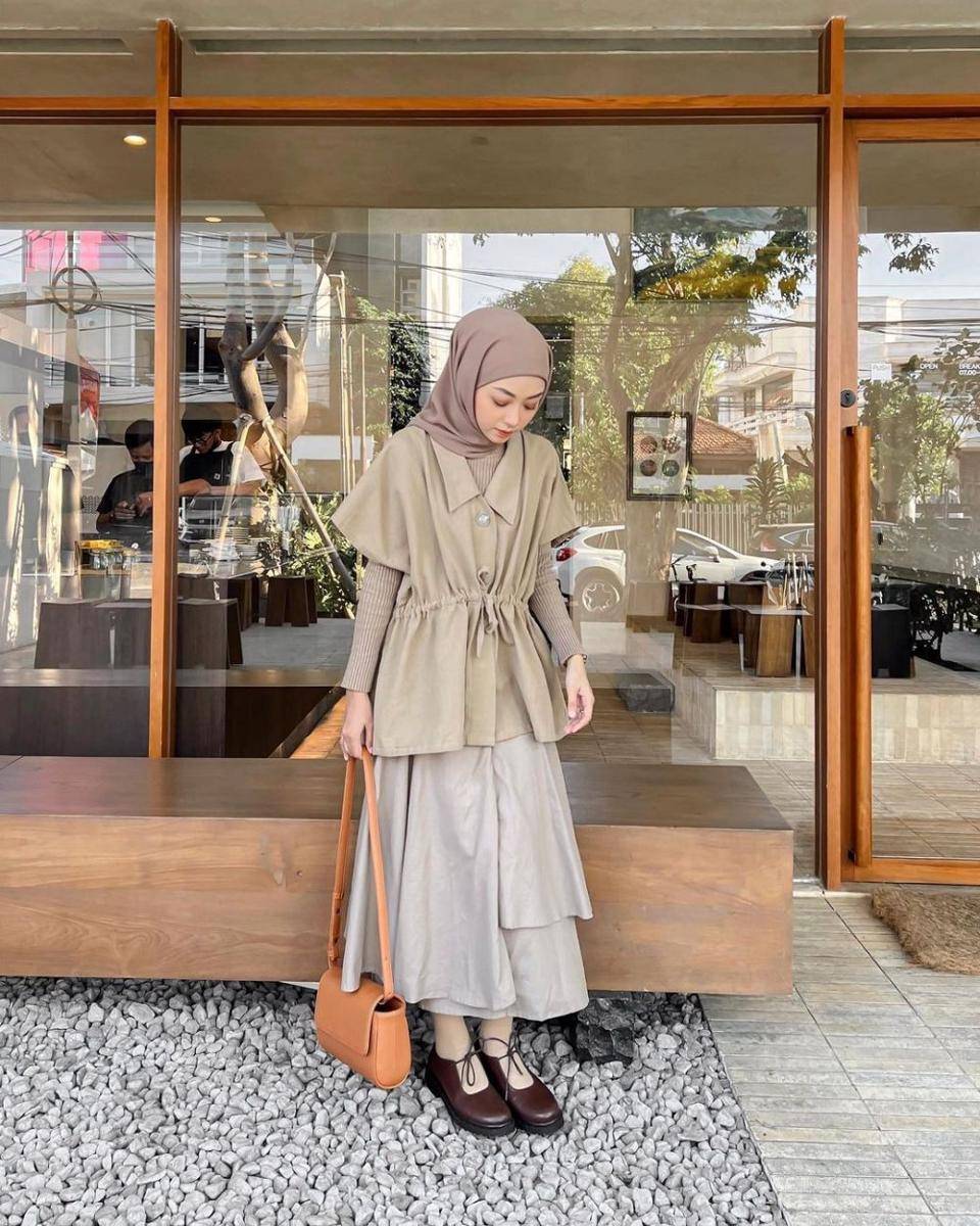 Gaya kondangan dengan drawstring top (instagram.com/meiraniap)