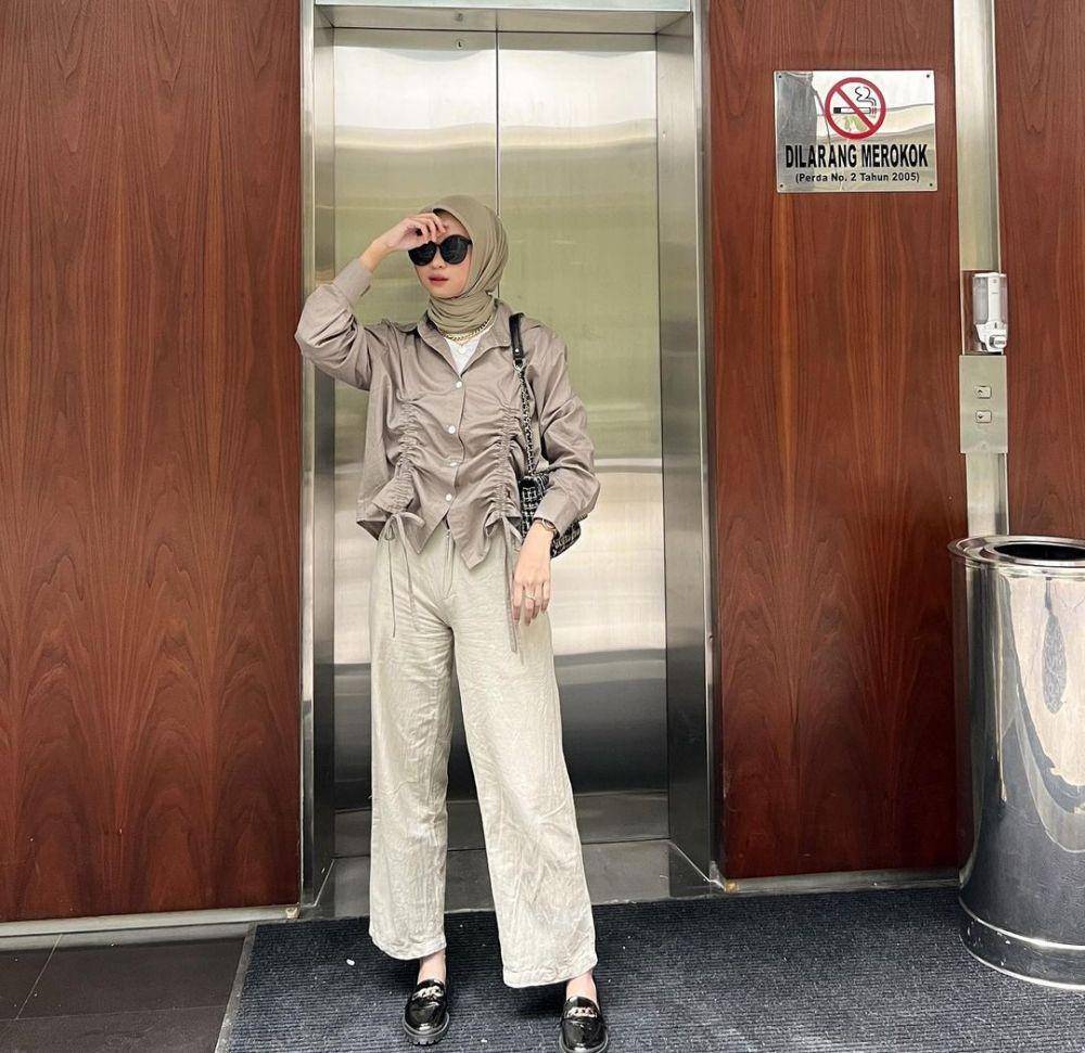 Gaya kondangan dengan drawstring top (instagram.com/khusyala)