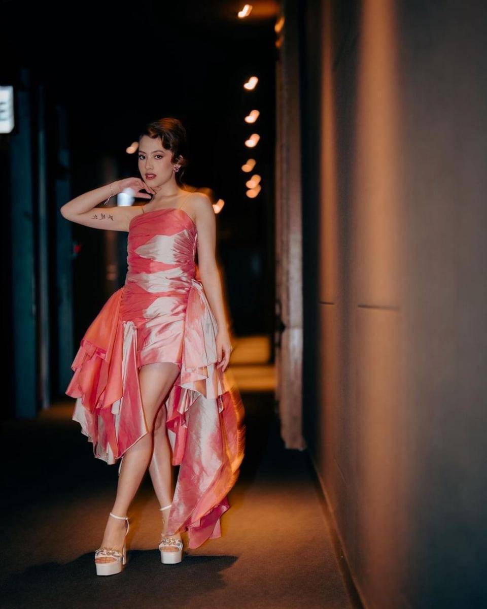 Gaun asimetris pastel untuk kondangan (instagram.com/zaraadhsty)