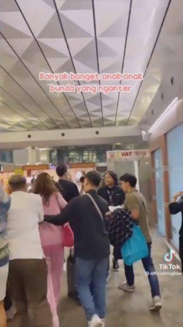 Bunda Corla pulang ke Jerman (tiktok.com/@officialmsglow)