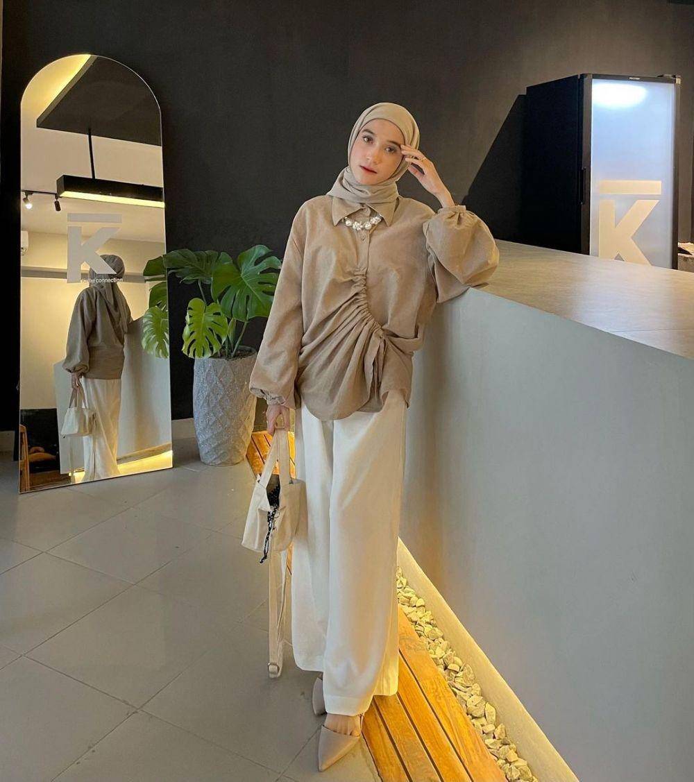 Gaya kondangan dengan drawstring top (instagram.com/cutindahsundari)