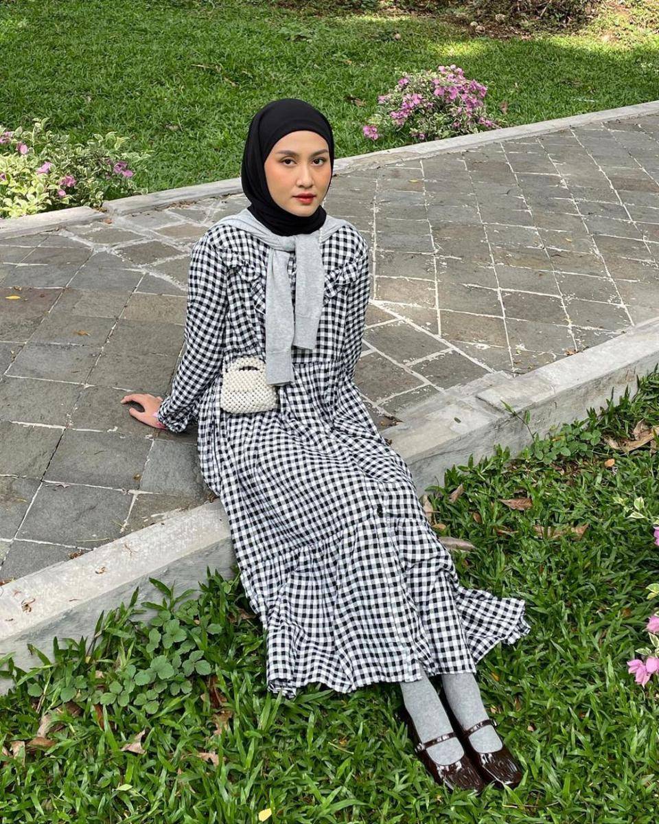 OOTD hijab motif gingham ala Inas Rana (instagram.com/inasrana)