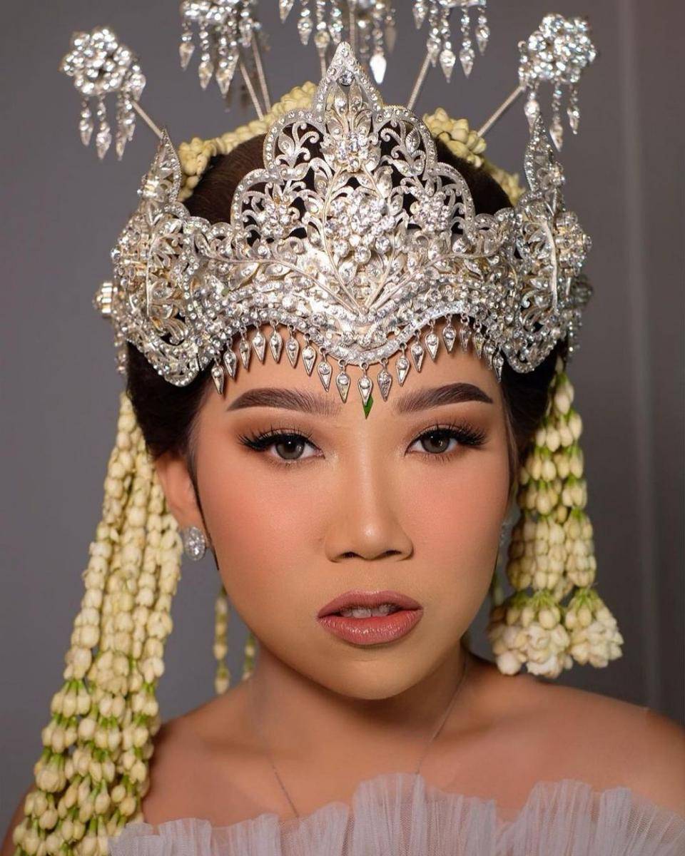 Gaya Makeup Pernikahan dengan Siger Sunda Ala MUA Bennu Sorumba (instagram.com/bennusorumba)