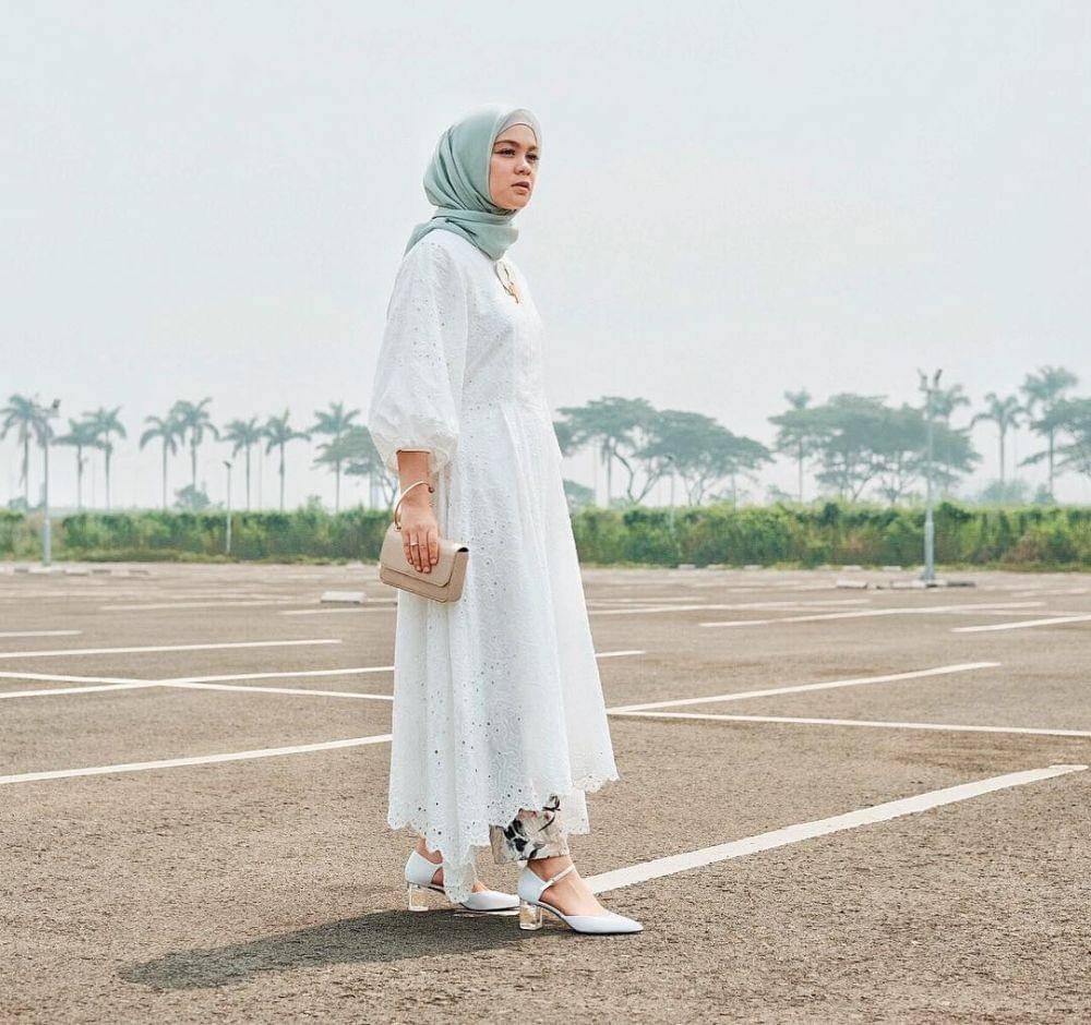 Gaun asimetris pastel untuk kondangan (instagram.com/tantrinamirah)