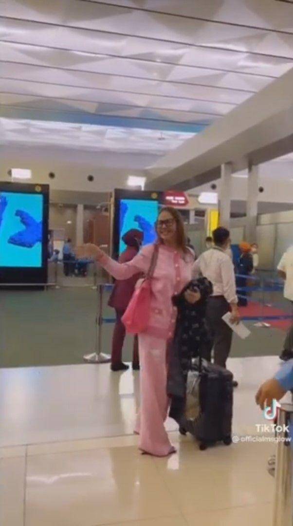 Bunda Corla pulang ke Jerman (tiktok.com/@officialmsglow)