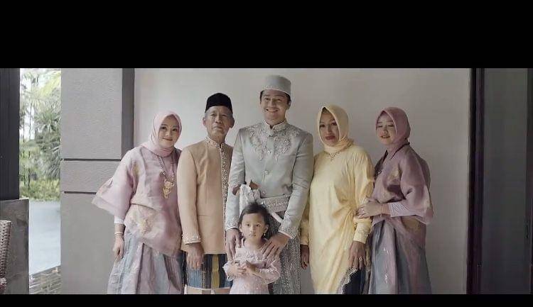 Ibu Deva Mahenra tak senyum (Instagram.com/miktambayong)