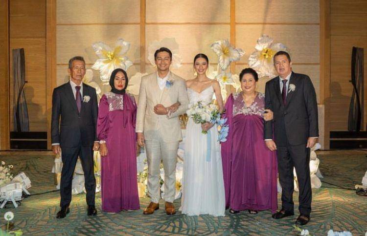 Ibu Deva Mahenra tak senyum (Instagram.com/miktambayong)