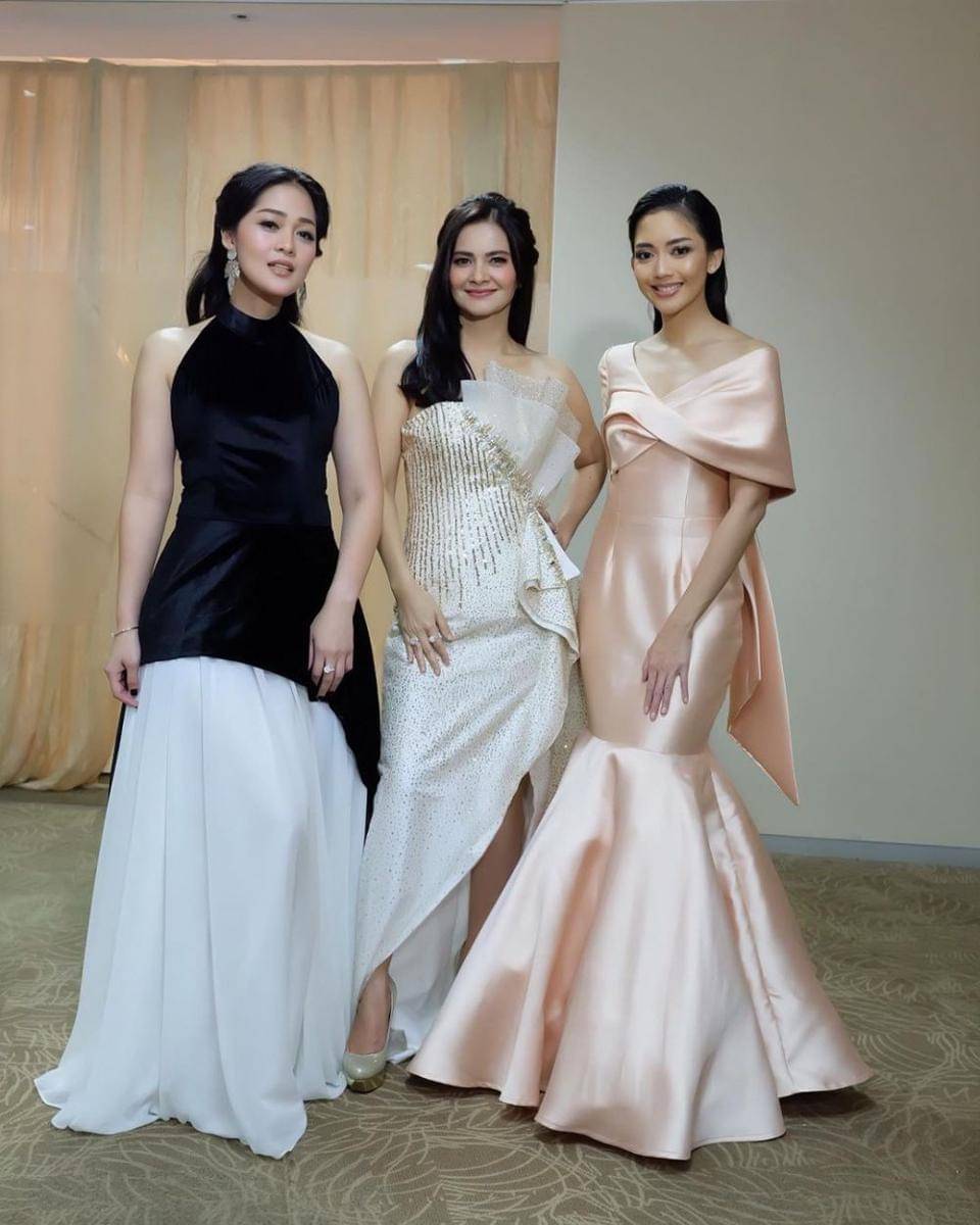 Gaun asimetris pastel untuk kondangan (instagram.com/graciaz14)