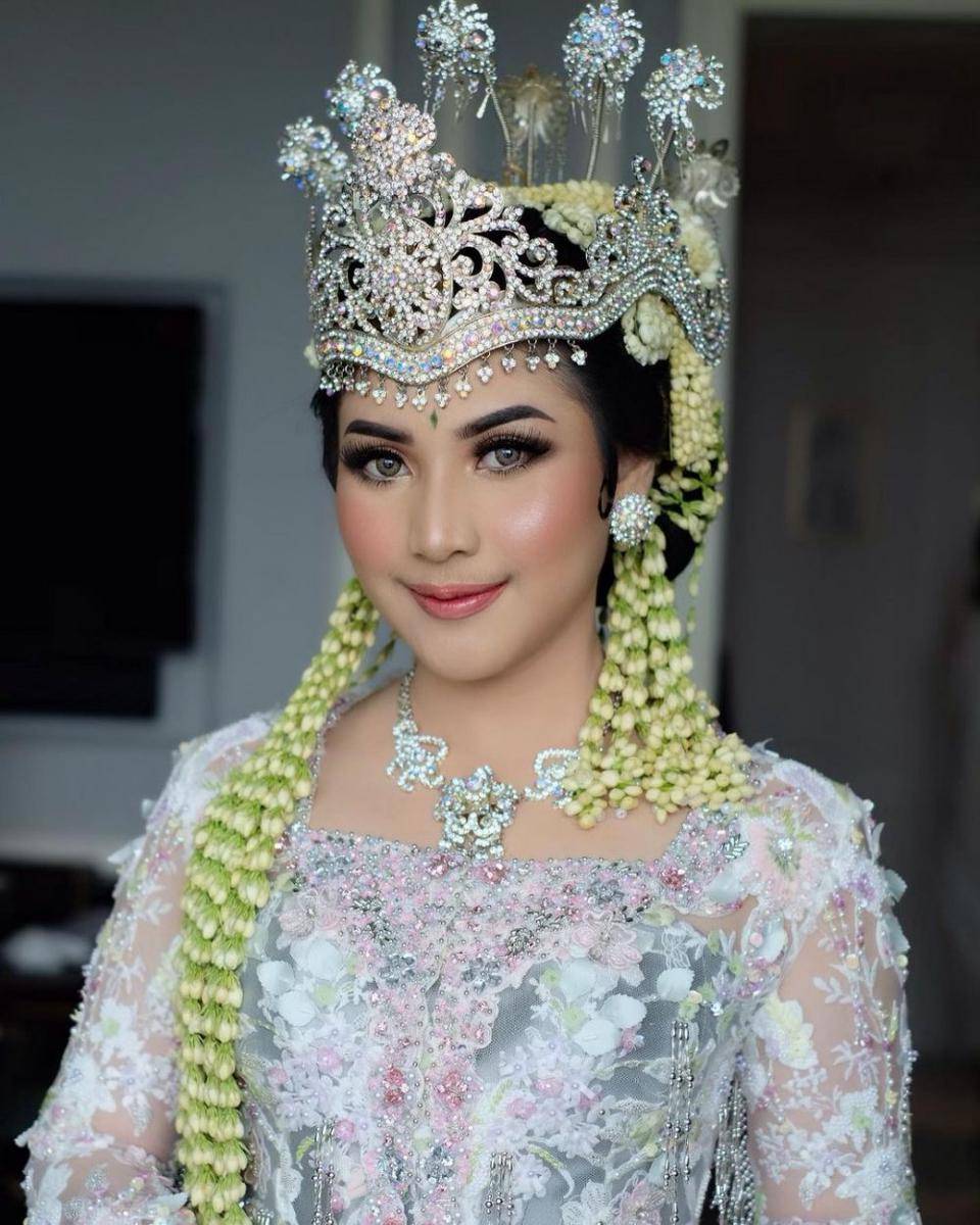 Gaya Makeup Pernikahan dengan Siger Sunda Ala MUA Bennu Sorumba (instagram.com/bennusorumba)