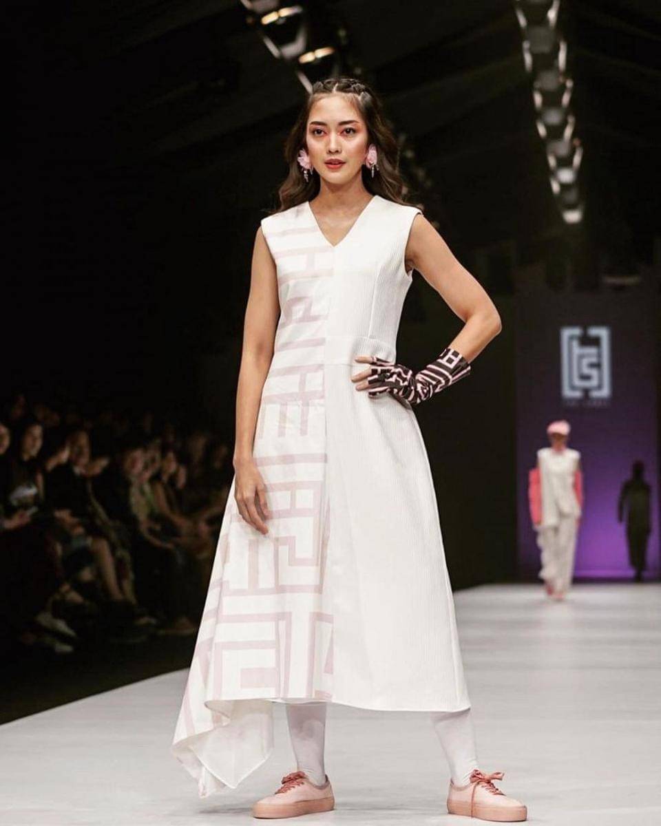 Gaun asimetris pastel untuk kondangan (instagram.com/ririndwiariyanti)