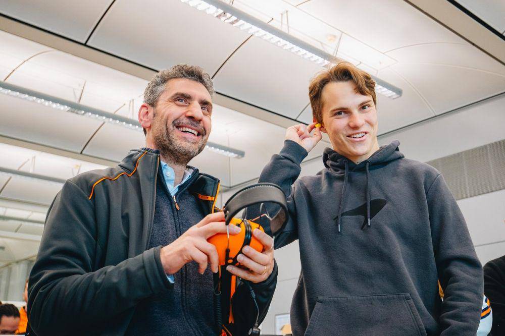 Andrea Stella dan Oscar Piastri (twitter.com/McLarenF1)