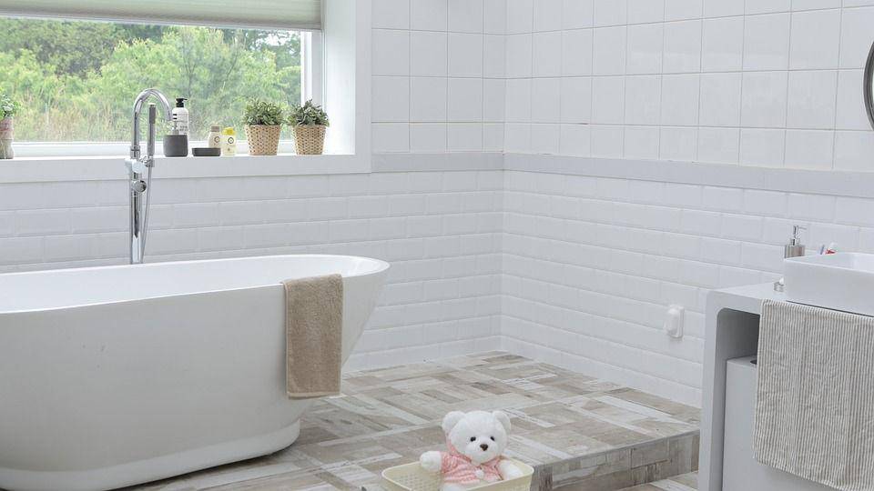 ilustrasi bathtub tanpa tirai di kamar mandi (pixabay.com/manbob86)