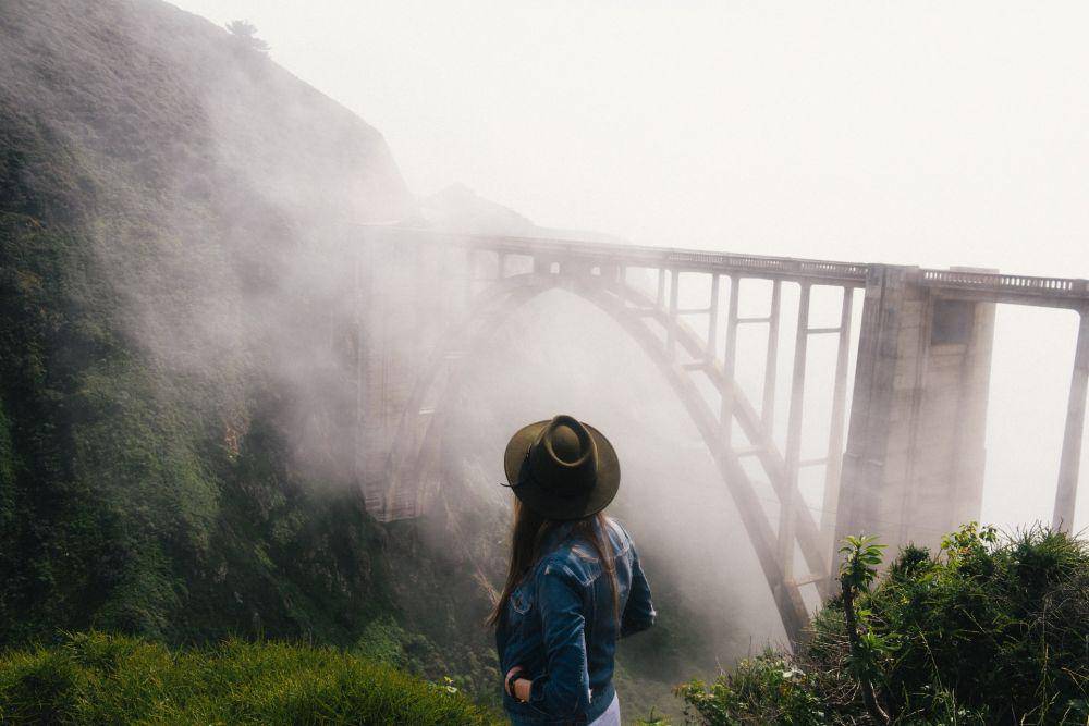 ilustrasi seseorang melihat benda besar (unsplash.com/Connor McSheffrey)