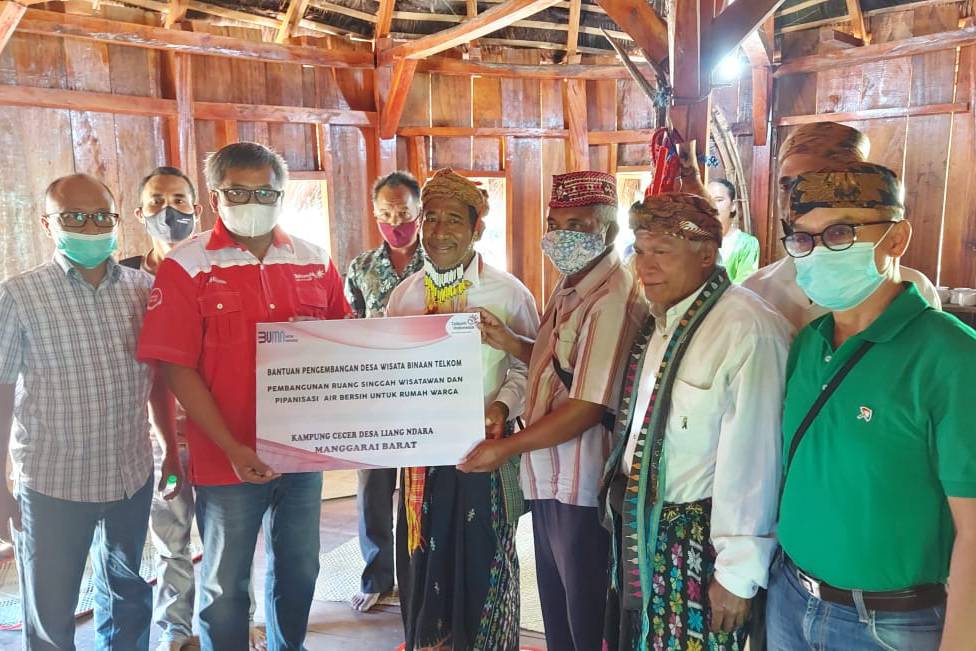 Penyerahan bantuan program Sustainable Tourism Development secara simbolis kepada pengurus Desa Wisata Liang Ndara, Manggarai Barat. (Dok. Telkom)
