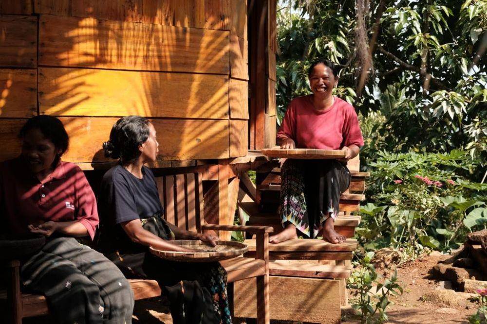 Aktivitas warga lokal Desa Wisata Liang Ndara, Manggarai Barat. (Dok. Telkom)