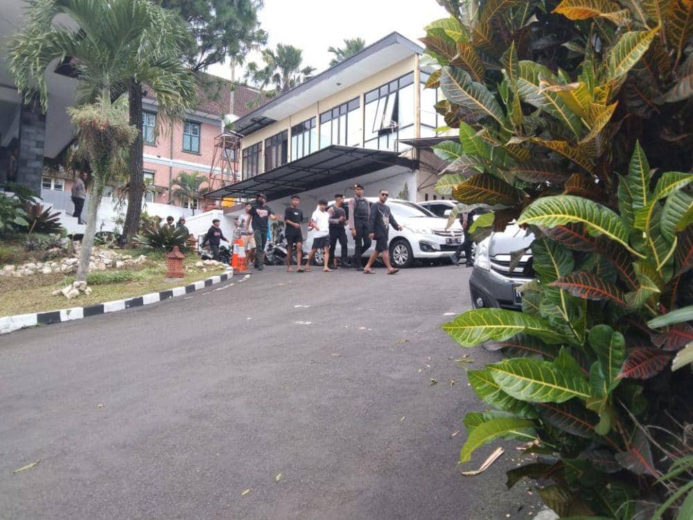 Pemuda yabg diamankan karena diduga terlibat kerusuhan di Kantor Arema FC. (IDN Times/Rizal Adhi Pratama)