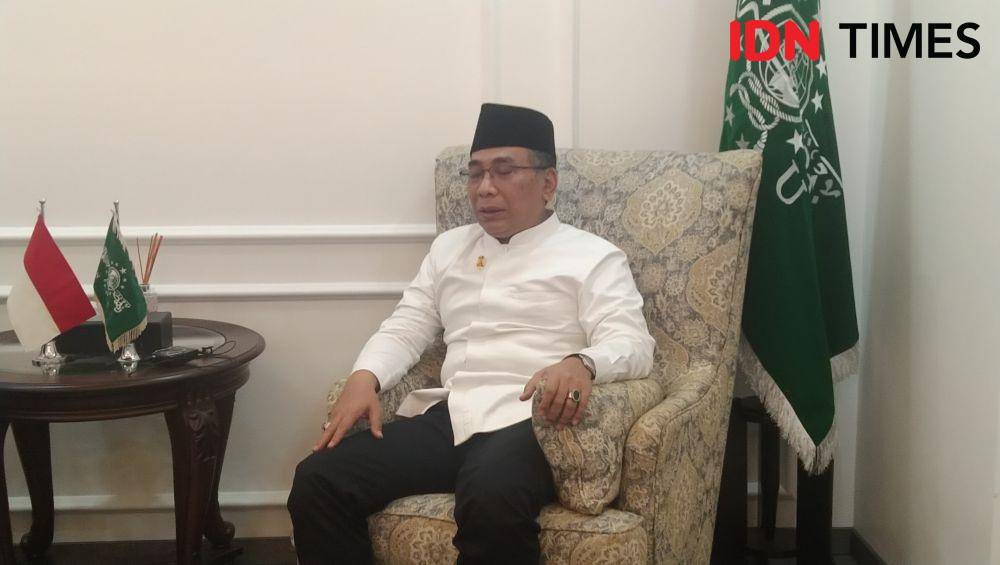 Ketua Umum Pengurus Besar Nahdlatul Ulama (PBNU), KH Yahya Cholil Staquf di Gedung PBNU, Rabu (1/2/2023). (IDN Times/Rivera Jesica)