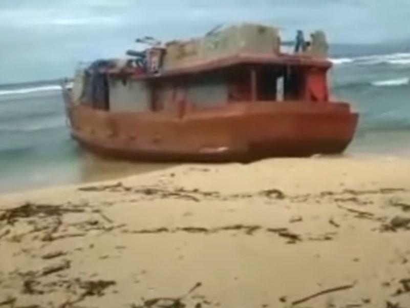 Kapal Misterius Terdampar di Pesisir Alas Purwo Banyuwangi