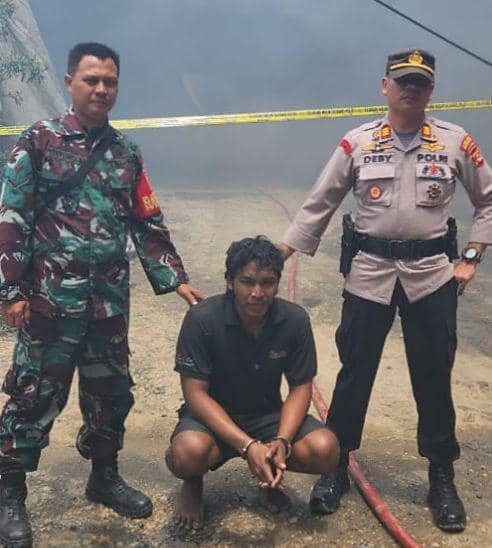 (Polsek Bayung Lencir saat mengamankan pelaku pencurian dan ledakan minyak) IDN Times/Istimewa