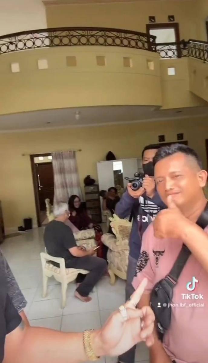 potret Jhon LBF dan Baim Wong ke rumah Tiko dan Bu Eny (instagram.com/jhonlbf)
